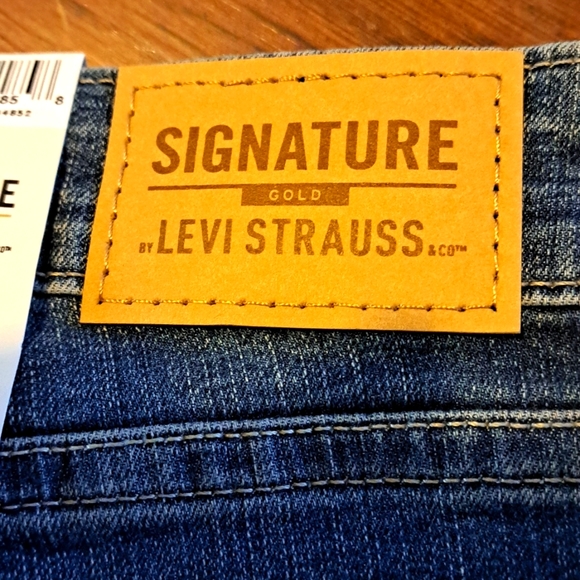 Womens NEW SIGNATURE LEVI SHAPING JEANS. 4. (WAIST 27) - Picture 12 of 15